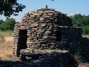 Capitelle de Caux (Hérault) en pierre basaltique, restaurée